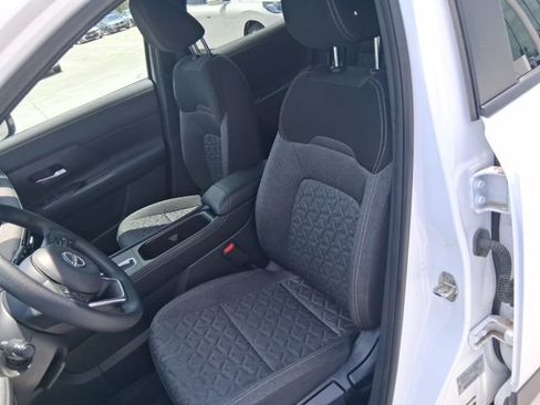 Used 2025 Nissan Kicks SV AWD/4WD image 14