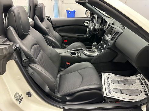 Used 2018 Nissan 370Z Touring Sport RWD image 41