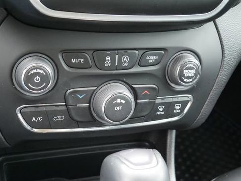 Used 2020 Jeep Cherokee Latitude Plus w/ Cold Weather Group AWD/4WD image 20