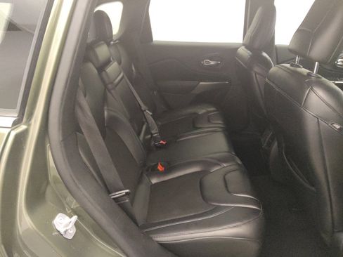 Used 2019 Jeep Cherokee Latitude Plus w/ Comfort/Convenience Group FWD image 19