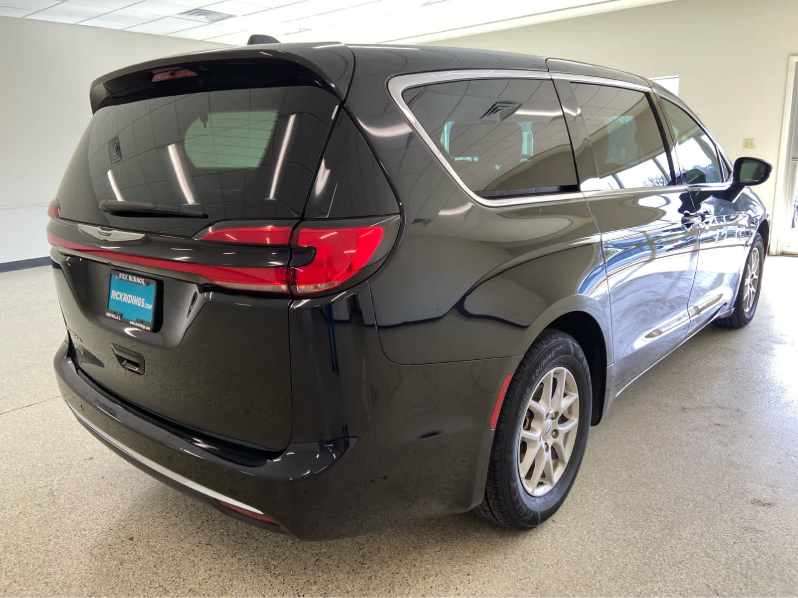 Used 2024 Chrysler Pacifica Touring-L FWD image 7