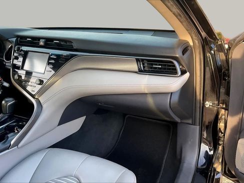 Used 2019 Toyota Camry SE FWD image 18