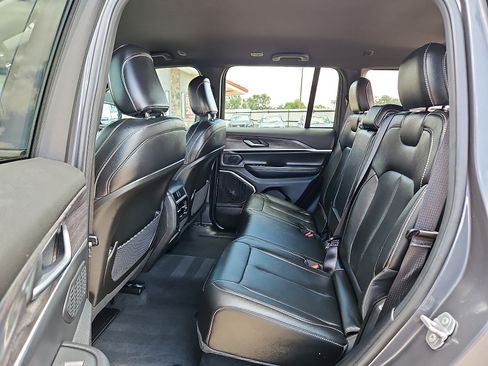 Used 2025 Jeep Grand Cherokee Limited AWD/4WD image 9