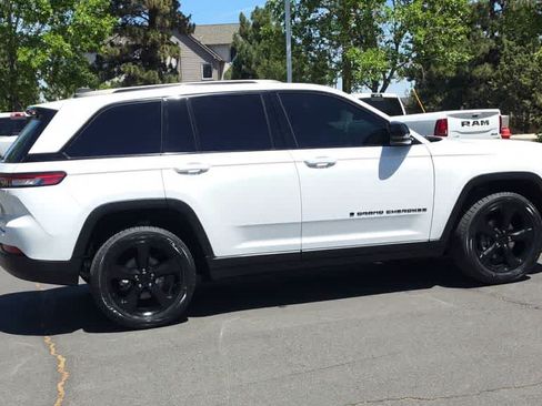 Used 2023 Jeep Grand Cherokee Altitude AWD/4WD image 9