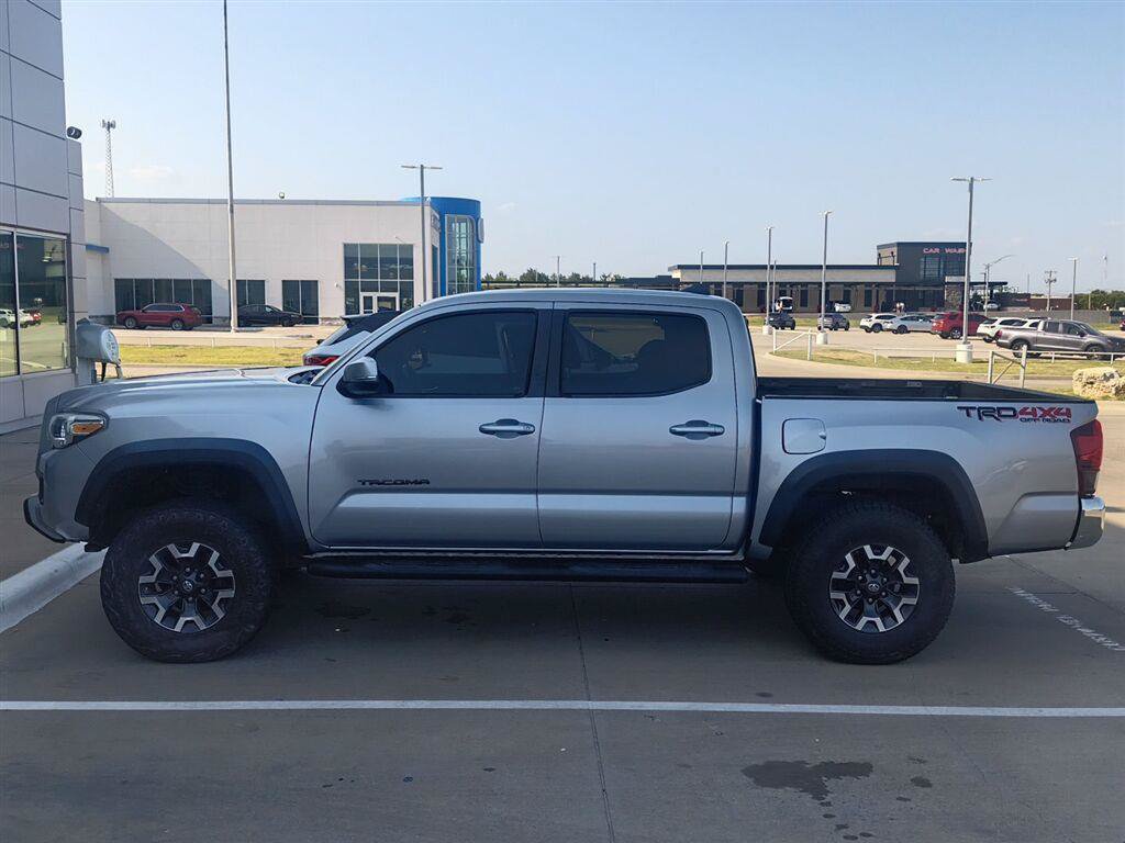 Used 2019 Toyota Tacoma TRD Off-Road AWD/4WD image 9