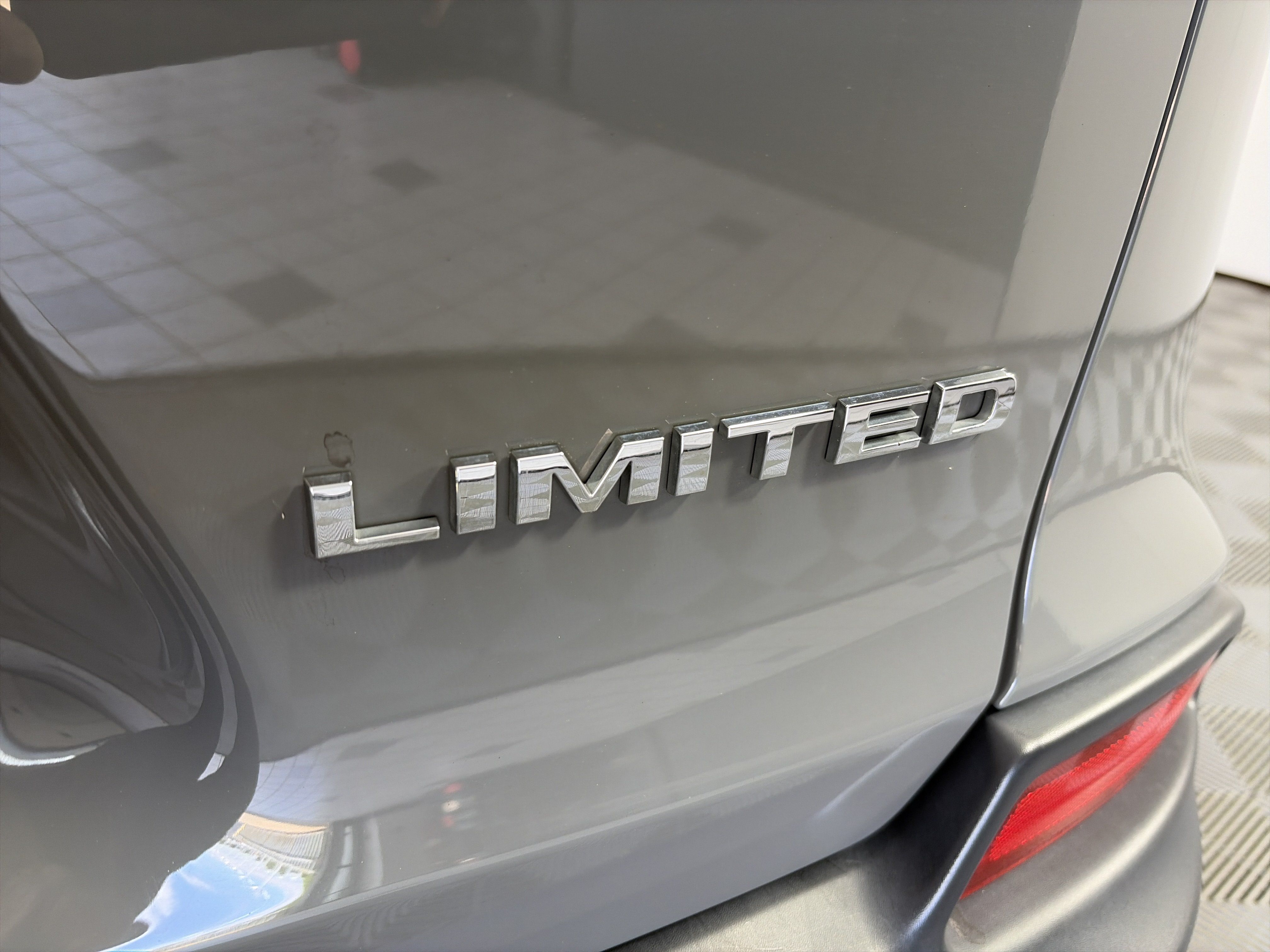 Used 2019 Jeep Cherokee Limited w/ Luxury Group AWD/4WD image 17