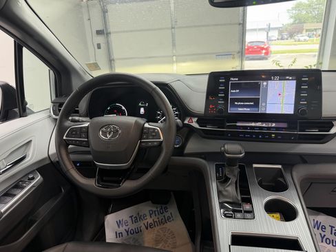 Used 2023 Toyota Sienna XSE AWD/4WD image 16