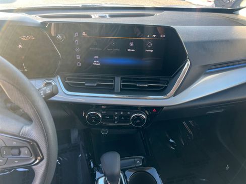 Used 2025 Chevrolet Trax LT image 18