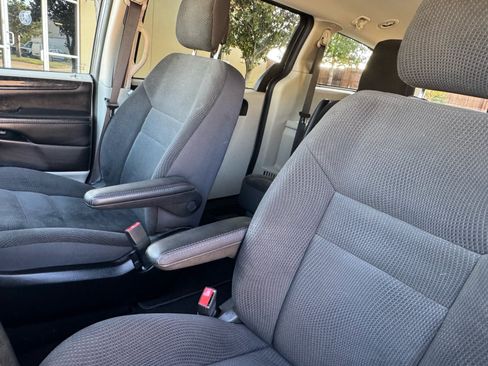 Used 2019 Dodge Grand Caravan SE w/ UConnect Hands-Free Group FWD image 8