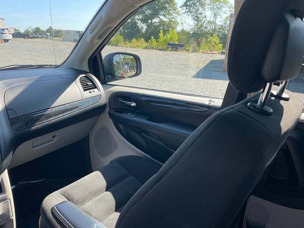 Used 2019 Dodge Grand Caravan SE w/ UConnect Hands-Free Group FWD image 22