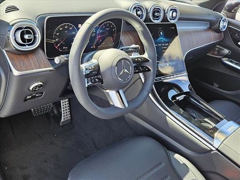 Used 2025 Mercedes-Benz GLC 300 image 3