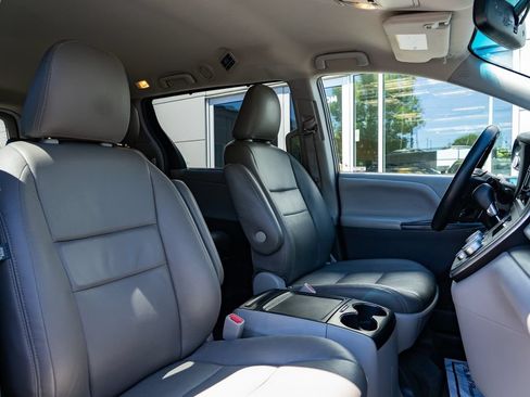Used 2015 Toyota Sienna LE FWD image 25