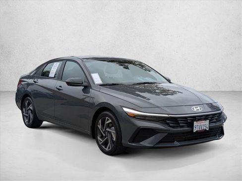 Certified 2025 Hyundai Elantra Sport FWD image 3