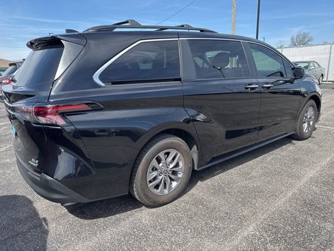 Used 2023 Toyota Sienna XLE image 6