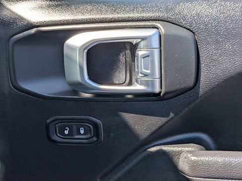 Used 2025 Jeep Wrangler Unlimited Rubicon image 32