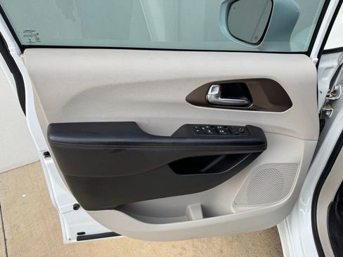 Used 2018 Chrysler Pacifica Touring Plus w/ Tire & Wheel Group FWD image 11