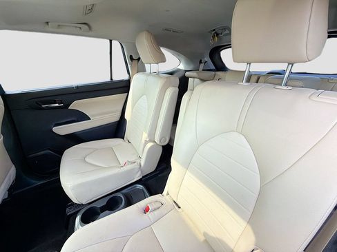 Used 2023 Toyota Highlander XLE AWD/4WD image 12