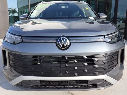 Used 2025 Volkswagen Tiguan SE FWD image 9