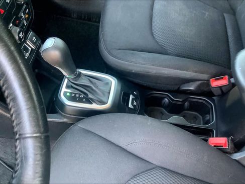 Used 2018 Jeep Renegade Altitude FWD image 16