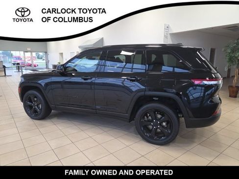 Used 2023 Jeep Grand Cherokee Altitude AWD/4WD image 9