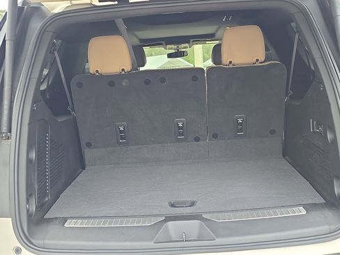 Used 2021 Chevrolet Suburban Premier image 9