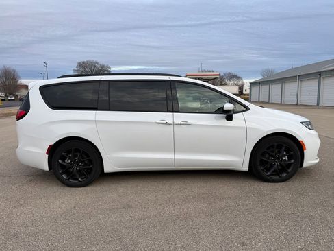 Used 2023 Chrysler Pacifica Touring-L w/ S Appearance Package image 5