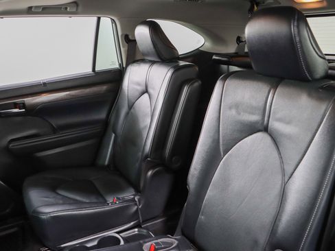 Used 2023 Toyota Highlander Limited image 28