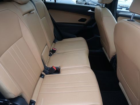 Used 2022 Volkswagen Tiguan SE w/ Panoramic Sunroof Package image 27