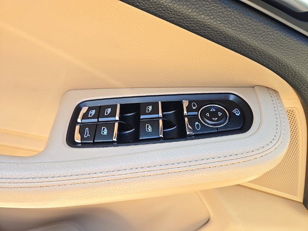 Used 2023 Porsche Macan AWD/4WD image 23