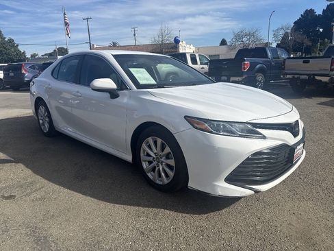 Used 2018 Toyota Camry LE image 12