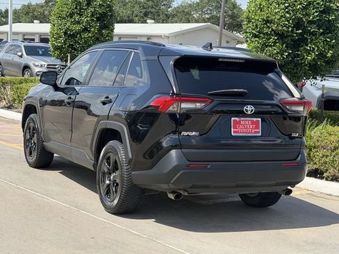Used 2021 Toyota RAV4 XLE FWD image 5