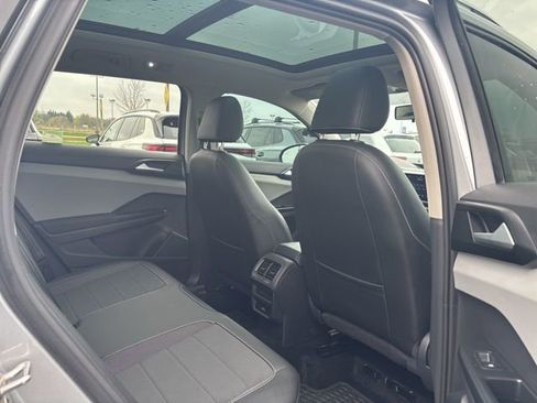 Used 2022 Volkswagen Taos SE AWD/4WD image 37