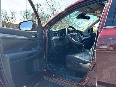 Used 2019 Toyota Highlander XLE image 2