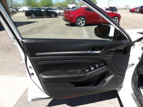 Used 2020 Nissan Altima 2.0 Platinum FWD image 9