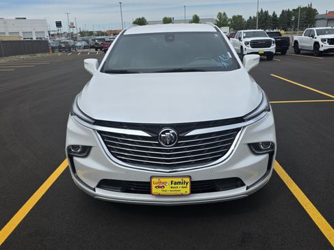 Used 2023 Buick Enclave Essence AWD/4WD image 2