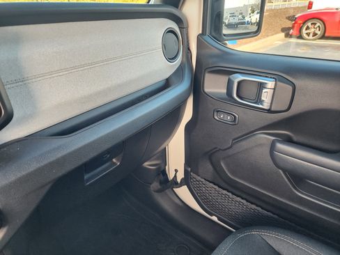 Used 2025 Jeep Wrangler Sport image 33