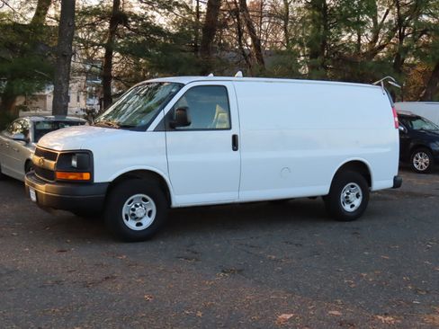 Used 2015 Chevrolet Express 2500 image 2