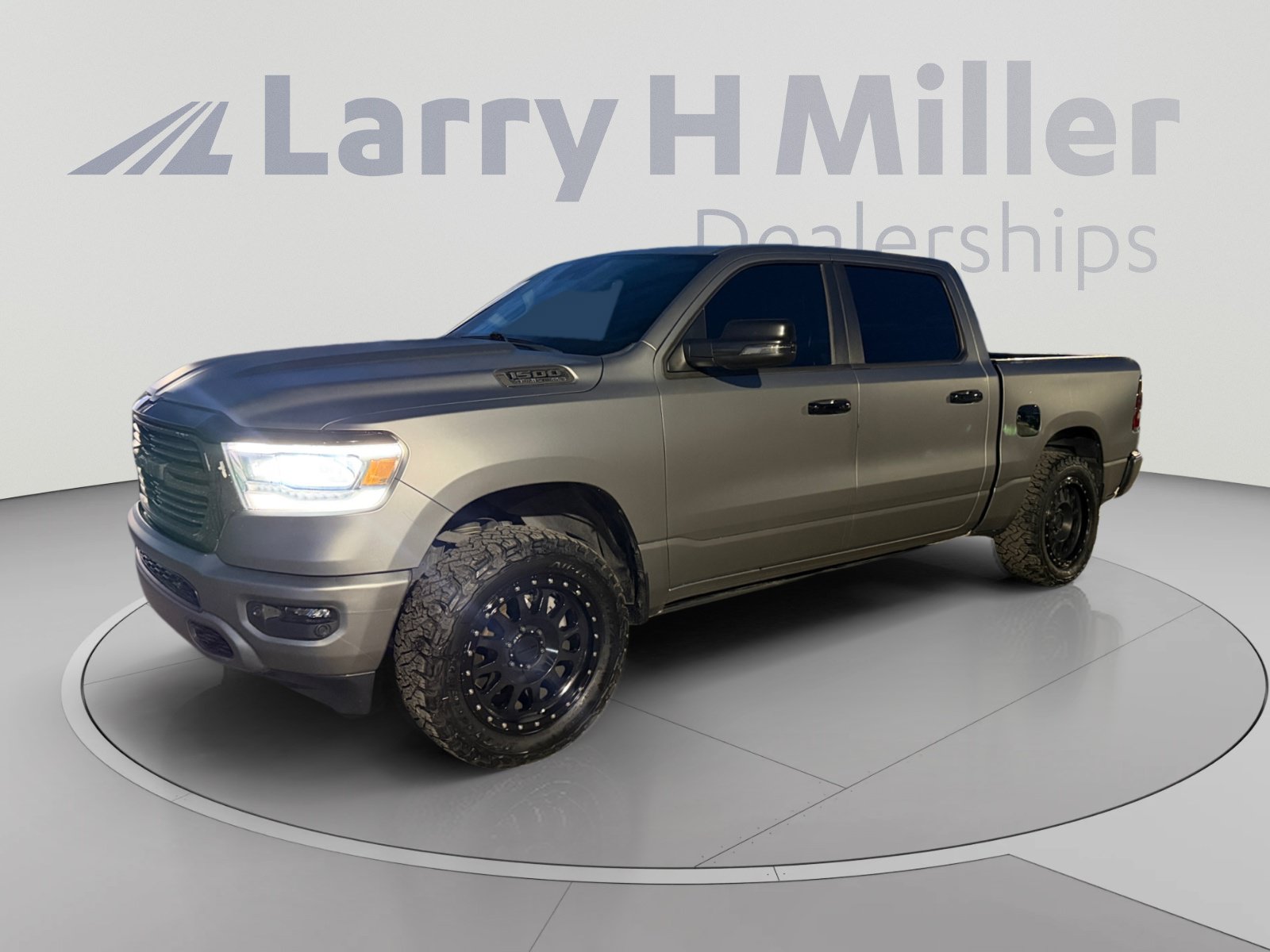 Used 2023 RAM 1500 Laramie AWD/4WD image 1