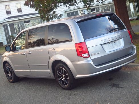 Used 2015 Dodge Grand Caravan R/T image 25