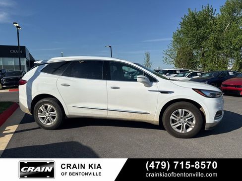 Used 2020 Buick Enclave Essence image 2