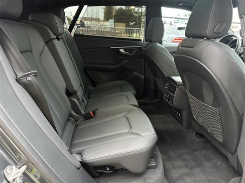 Used 2021 Audi Q8 Prestige w/ Prestige Package image 12