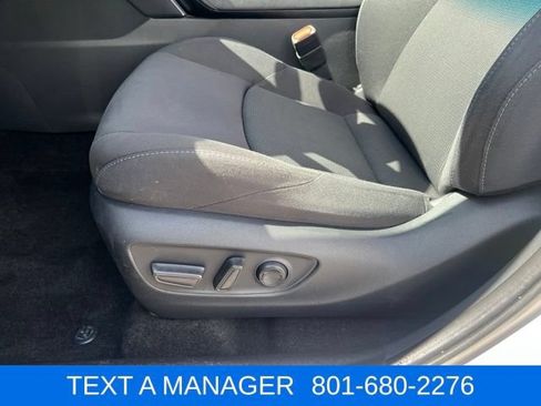 Used 2024 Toyota Venza LE AWD/4WD image 15