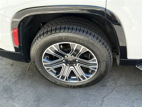 Used 2024 Jeep Wagoneer Series II w/ Flexible Seating Group AWD/4WD image 12