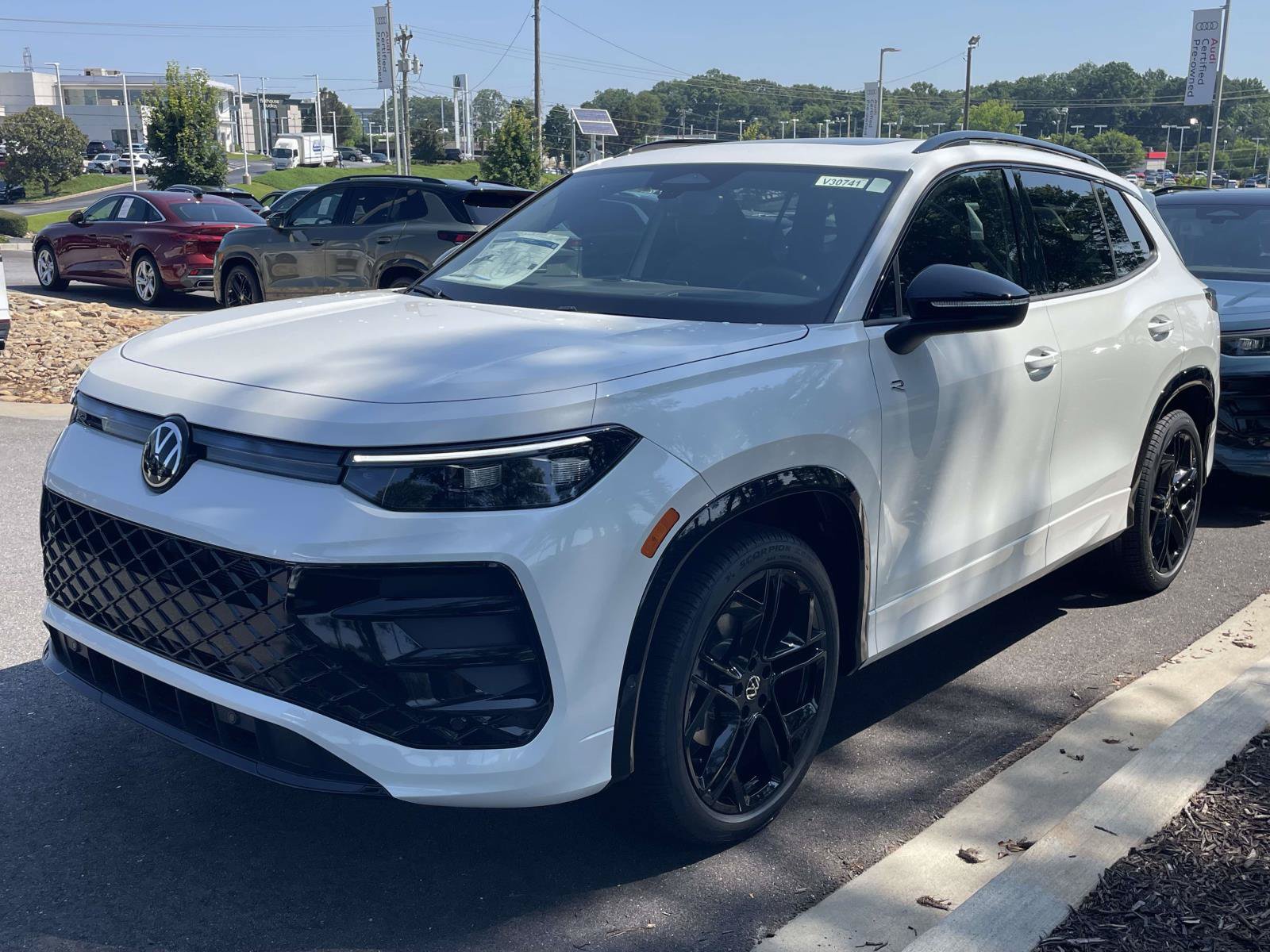 New 2026 Volkswagen Tiguan SE R-Line FWD image 3