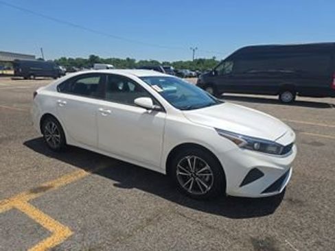 Used 2022 Kia Forte LXS FWD image 2