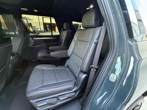 Used 2025 Cadillac Escalade V w/ LPO, ONYX Package image 65