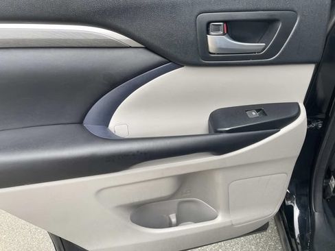 Used 2018 Toyota Highlander Limited FWD image 15