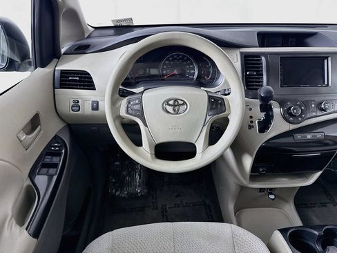Used 2011 Toyota Sienna LE w/ Towing Pkg AWD/4WD image 22