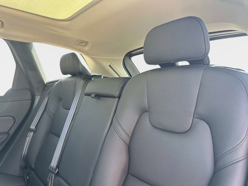 Used 2025 Volvo XC60 B5 Plus image 14
