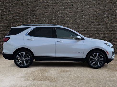 Used 2024 Chevrolet Equinox Premier FWD image 3